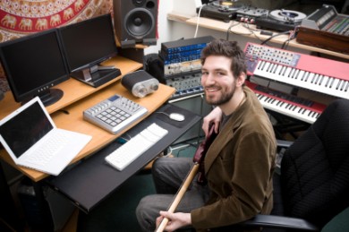 Ragazzo nel suo home studio.